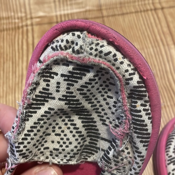 Girls Sanuk Slip On Shoes - Picture 5 of 8